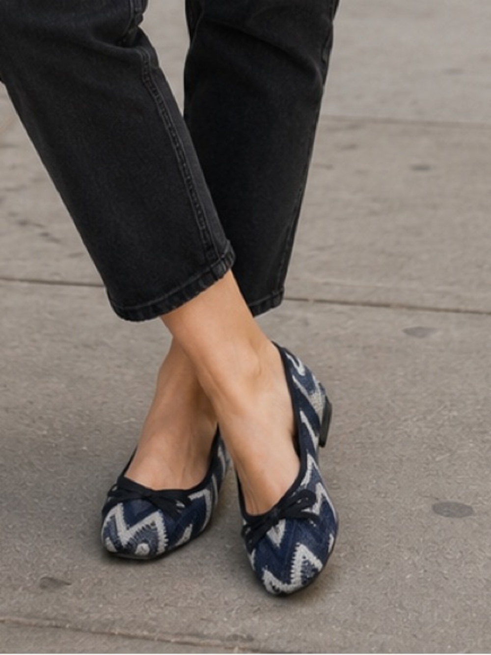 Zigi Soho Pointe Patterned Flats in Navy and Gray size 7